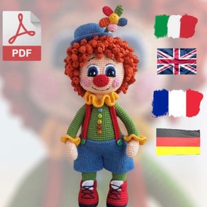 Può includere: Modello di bambola clown all'uncinetto in formato PDF. La bambola indossa una camicia verde e gialla, pantaloni blu e scarpe rosse. La bambola ha i capelli rossi, un naso rosso e un cappello blu con un fiore in cima.