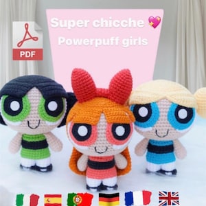 Puede incluir: Patrón de crochet PDF para hacer muñecas amigurumi de las Chicas Superpoderosas. El patrón incluye instrucciones para hacer Bombón, Burbuja y Bellota. El patrón está disponible en varios idiomas.
