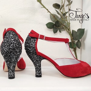 Könnte beinhalten: Rote Wildledersandalen mit Peeptoe und schwarzen Glitzerabsätzen. Die Schuhe haben einen T-Riemen und sind von Tango's in Italien hergestellt.