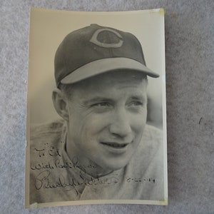 Bucky Walters - Autographed 5 x 7 photograph – 1944 Cincinnati Reds, Pitcher
