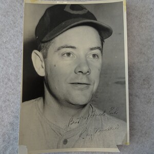 Ray Mueller - fotografia autografada 5 x 7 – 1944 Cincinnati Reds, Catcher