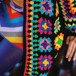 Puede incluir: Una chaqueta de punto de ganchillo negra con un patr&oacute;n de cuadrados de la abuela de colores. La chaqueta est&aacute; hecha con una variedad de colores brillantes, incluyendo rojo, naranja, amarillo, verde, azul y morado.