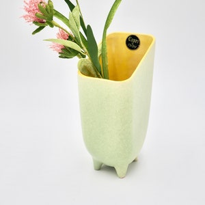 Jarrón Capri McCoy vintage, verde pálido y amarillo, cerámica de los años 50