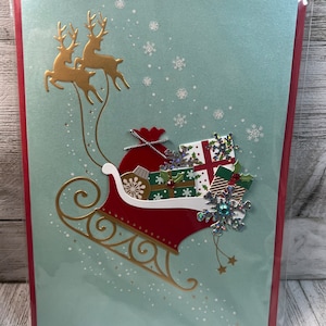 Weihnachtszeit - Rentier mit Geschenk gefüllter Schlitten Papyrus Grußkarte (eine)
