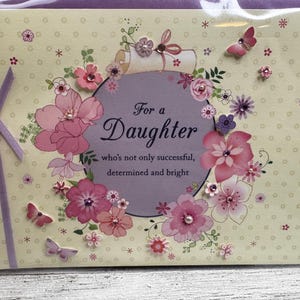 Graduation - Tochter Graduate Lila Schmetterlinge Papyrus Grußkarte (Eine) Neu