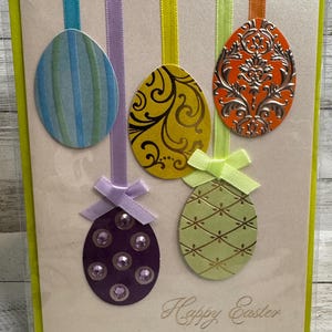 Pascua - Huevos de papiro decorados con relieves ornamentados. (Uno)