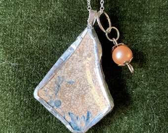 Collar colgante hecho de piezas de cerámica que se encuentran en aguas locales.