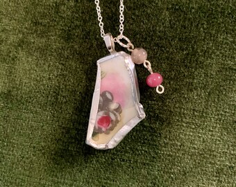 Collar colgante hecho con una pieza de cerámica de una taza de té vintage