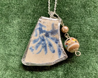 Collar colgante hecho con una pieza de cerámica que encontré en las aguas locales de Nueva Jersey