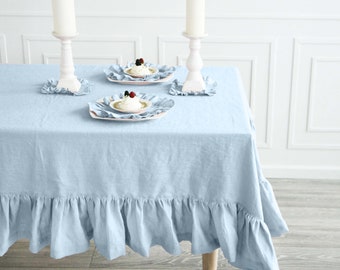 Linnen gegolfd babyblauw tafelkleed | Aangepast pastel tafelkleed van zacht steengewassen linnen | Lichtblauw handgemaakt tafelkleed met ruche