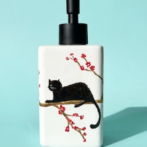 Handbeschilderde zeepdispenser in de vorm van een kat met kersenbloesems | Badkamerdecoratie met vogelmotief