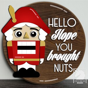Placa redonda de quebra-nozes de Natal SVG "Espero que você tenha trazido nozes" para pendurar na porta SVG Glowforge Xtool Ready File Placa de boas-vindas de Natal para decoração de porta da frente