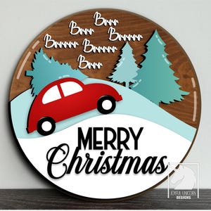 Cartello rotondo a strati con scena invernale, auto rossa, Buon Natale, file tagliato al laser, appendino per porta con foresta invernale, file SVG Glowforge Cricut Xtool Ready