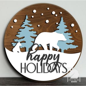 Happy Holidays deurhanger SVG Bear familie hout ronde SVG Winter Forest welkomstbord Glowforge Xtool Cricut Ready-bestanden