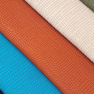 Op de afbeelding: Zes verschillende kleuren kunstleer met een textuur, die lijkt op een slang. De kleuren zijn zwart, turquoise, oranje, crème, olijfgroen en roze.