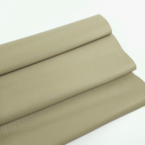 Pelle di vitello con stampa a rilievo effetto serpente color verde salvia, spessore 0 oz, modello 1904