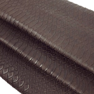 Cuir de veau effet serpent, texture gaufrée, relief exceptionnel, couleur Martini chocolat, LFC 2023