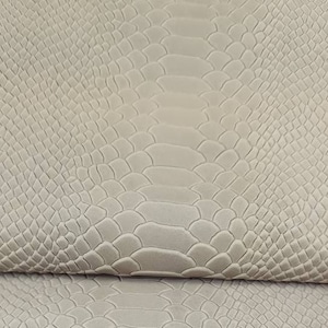 Taupegrijze Anaconda-reliëf Amazing Relief Snake 0Z 1988