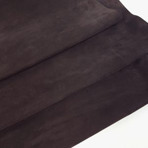 Capa em couro nobuck macio e luxuoso na cor marrom-escuro (efeito de escrita incrível)