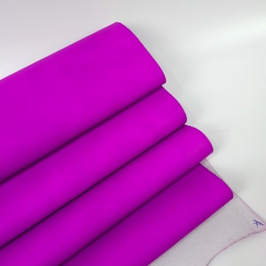 Pelle anilina fluorescente morbida pieno fiore viola neon naturale lucida