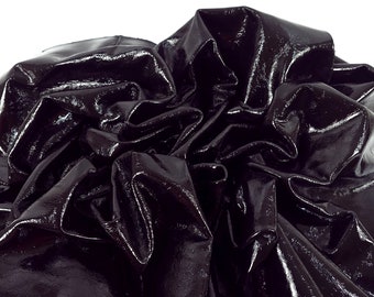 以下が含まれることがあります： 黒く光沢のあるしわくちゃの布。布はしわくちゃで光沢のある仕上がりです。