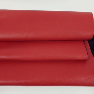 Pelle di qualità premium con texture premium in rilievo e grana di Barbado Cherry Patent Saffiano