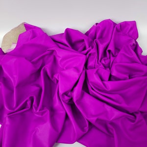 Pelle nappa pieno fiore morbida fluorescente, effetto lucido naturale, viola neon