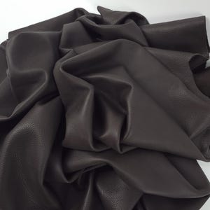 Pelle nappa ultra morbida, pieno fiore, lavorata a granuli, colore marrone Seal Cirrus
