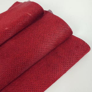 Piel de becerro Cavallino roja perforada con pelo sobre cuero