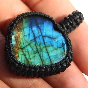 Makraméhänge i hjärtform med labradorit, ädelstenshänge, trådhänge, fina makramésmycken, storlek 4,7 cm (MGLOT-120)