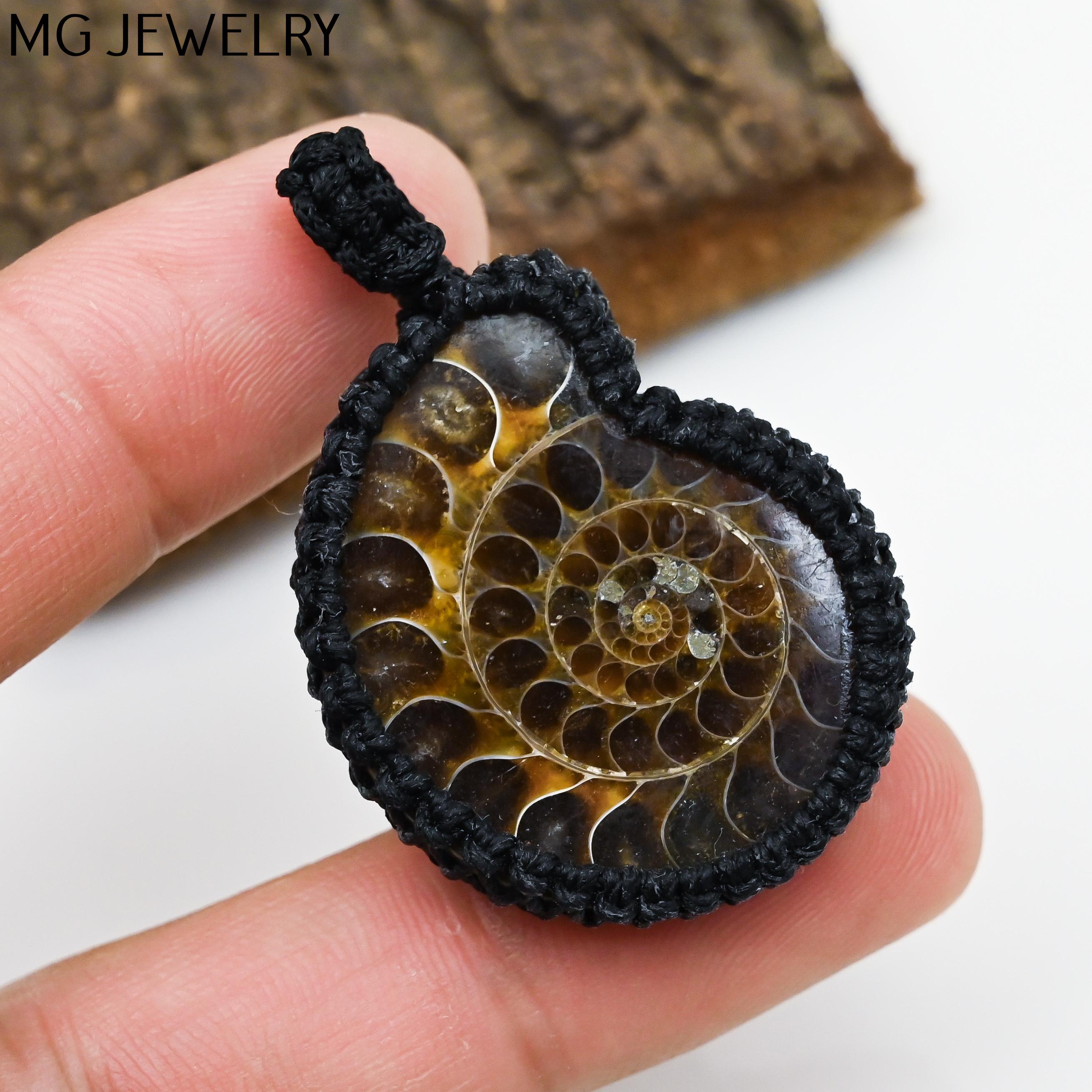 アンモナイト化石マクラメペンダント、宝石ペンダント、ワックス糸