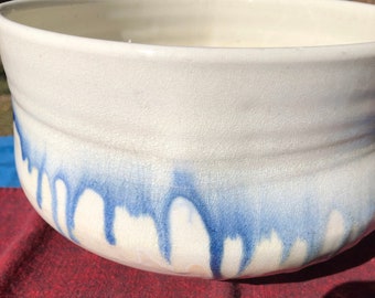 Cuenco de cerámica artística hecho a mano: arcilla blanca con rayas azules, firmado