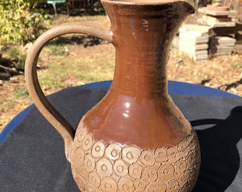 Jarra de gres vintage hecha a mano, firmada, de estudio de arte, color marrón chocolate.