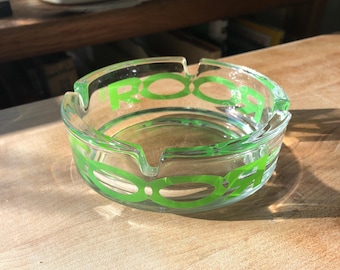 Cenicero de cristal ROOR, letras verdes