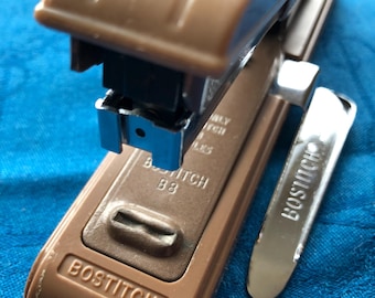 Grapadora Bostitch B8 de bronce vintage con quitagrapas.