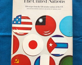 El libro de cocina de las Naciones Unidas, con sobrecubierta.