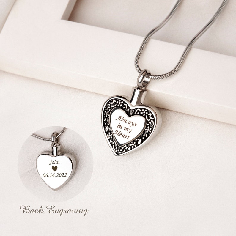 Puede incluir: Collar de cremaci&oacute;n de plata en forma de coraz&oacute;n con una cadena. La parte delantera del colgante tiene la inscripci&oacute;n "Always in my Heart". La parte posterior del colgante se puede grabar con un nombre y una fecha.