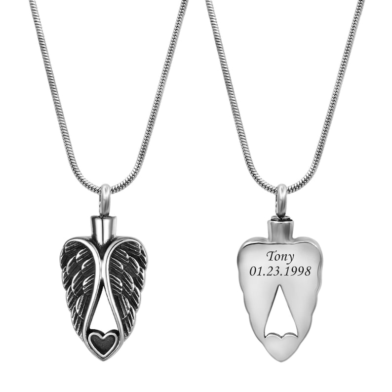 Puede incluir: Collar de cadena de plata con un colgante en forma de coraz&oacute;n con alas de &aacute;ngel. La parte posterior del colgante est&aacute; grabada con el nombre "Tony" y la fecha "01.23.1998".