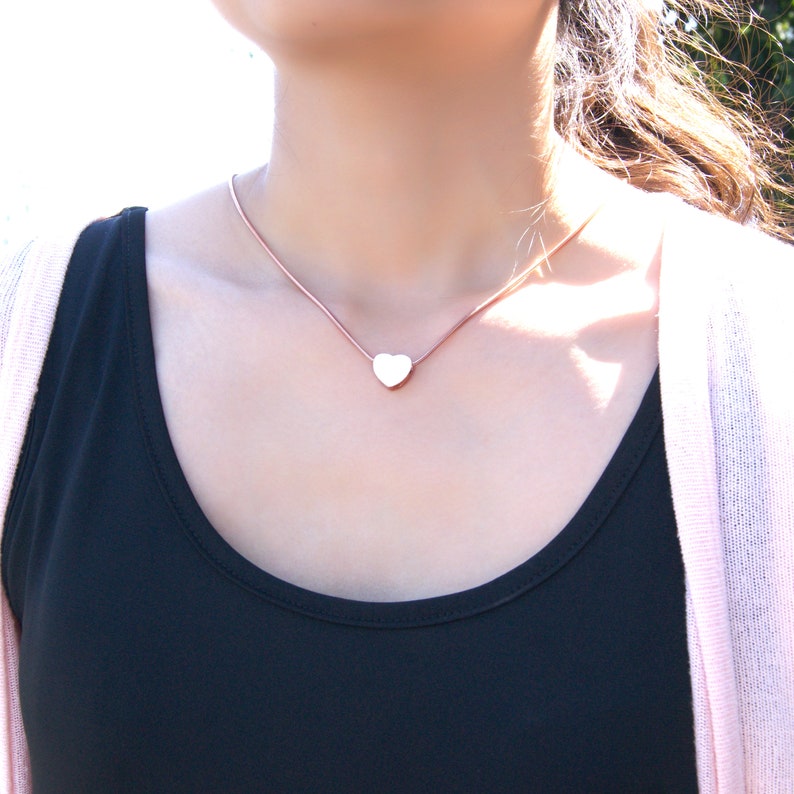 Puede incluir: Un delicado collar de oro rosa con un peque&ntilde;o colgante en forma de coraz&oacute;n.