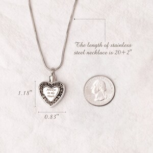 Puede incluir: Collar de cremaci&oacute;n de coraz&oacute;n plateado con una cadena. El colgante est&aacute; grabado con las palabras "Always in my Heart". El collar mide 56 cm de largo.