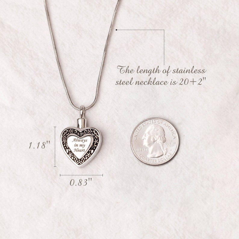 Puede incluir: Collar de cremaci&oacute;n de coraz&oacute;n plateado con una cadena. El colgante est&aacute; grabado con las palabras "Always in my Heart". El collar mide 56 cm de largo.