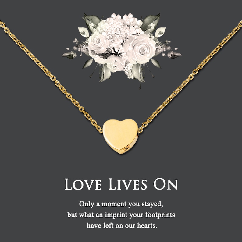Puede incluir: Un collar de oro con un peque&ntilde;o colgante en forma de coraz&oacute;n. El collar est&aacute; sobre un fondo gris con un dise&ntilde;o floral. El texto "LOVE LIVES ON" est&aacute; debajo del collar, seguido de la cita "Only a moment you stayed, but what an imprint your footprints have left on our hearts."
