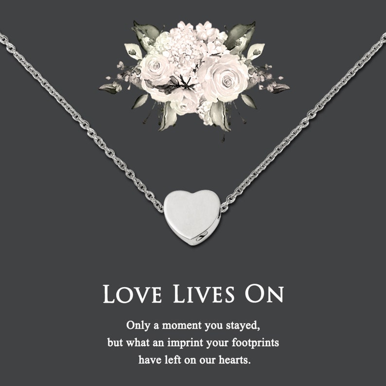 Puede incluir: Un collar de plata con un colgante de coraz&oacute;n y un dise&ntilde;o floral. El collar tiene una cita que dice: "LOVE LIVES ON Only a moment you stayed, but what an imprint your footprints have left on our hearts."