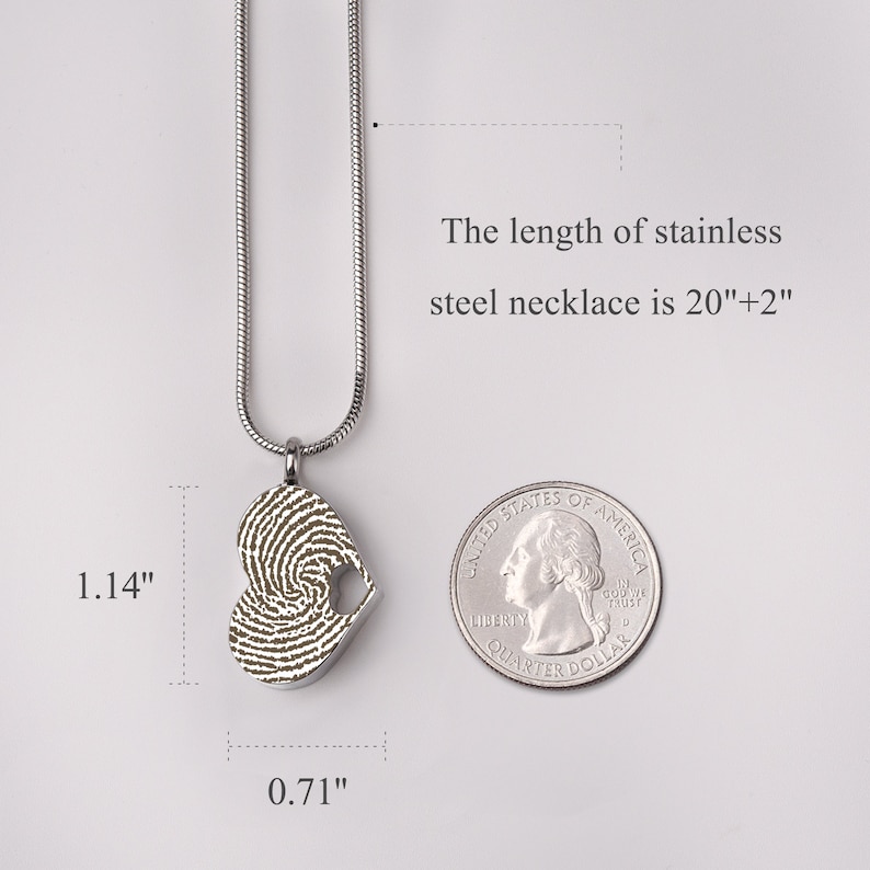 Puede incluir: Un collar de plata con un colgante en forma de coraz&oacute;n con un dise&ntilde;o de huella digital. El colgante mide 1,14 pulgadas de alto y 0,71 pulgadas de ancho. El collar mide 22 pulgadas de largo.