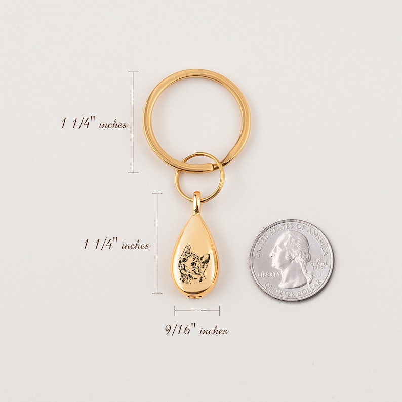 Peut inclure: Porte-cl&eacute;s dor&eacute; avec un charme en forme de larme repr&eacute;sentant un portrait d'animal de compagnie. Le charme mesure 3,2 cm de haut et 1,4 cm de large. Le porte-cl&eacute;s mesure 3,2 cm de diam&egrave;tre.