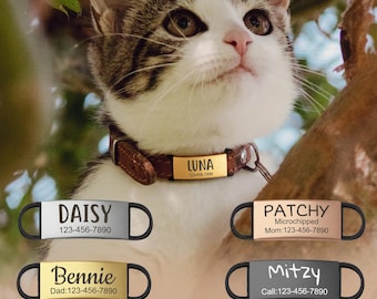 Puede incluir: Cinco etiquetas de collar para gato diferentes con nombres y números de teléfono personalizados. Las etiquetas están hechas de metal y tienen un acabado negro, plateado u dorado. Los nombres en las etiquetas son Daisy, Bennie, Luna, Patchy y Mitzy.