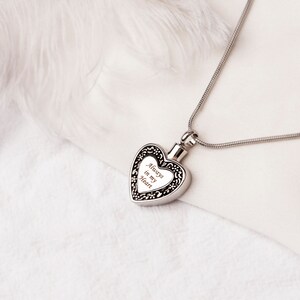 Puede incluir: Collar de cremaci&oacute;n en forma de coraz&oacute;n plateado con una cadena. El coraz&oacute;n tiene una inscripci&oacute;n que dice "Always in my Heart".