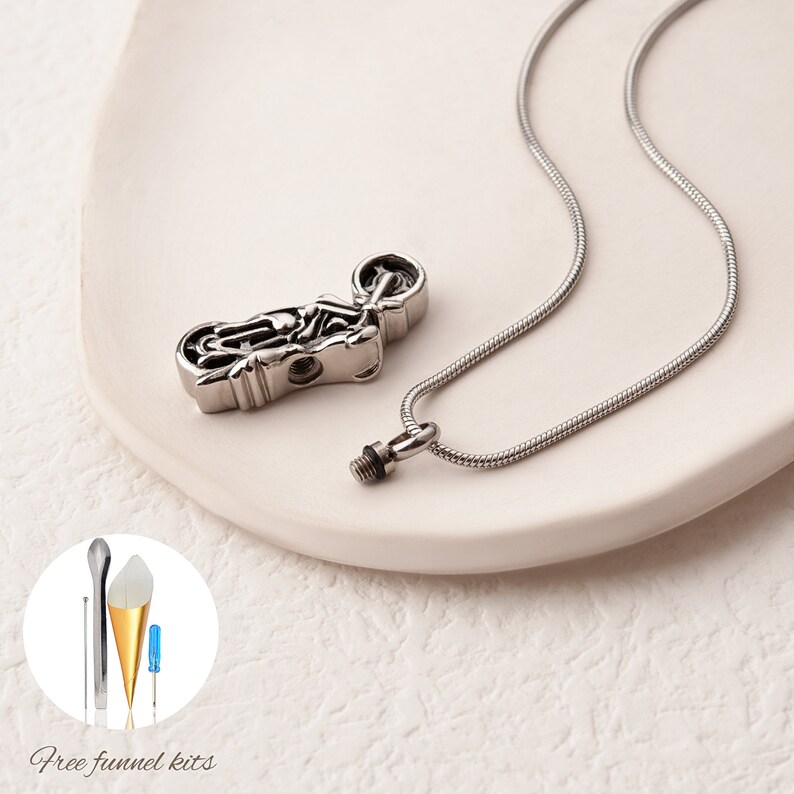 Puede incluir: Collar de cremaci&oacute;n de motocicleta plateado con una cadena y un peque&ntilde;o destornillador y un embudo para llenar el colgante.  Kits de embudo gratuitos.