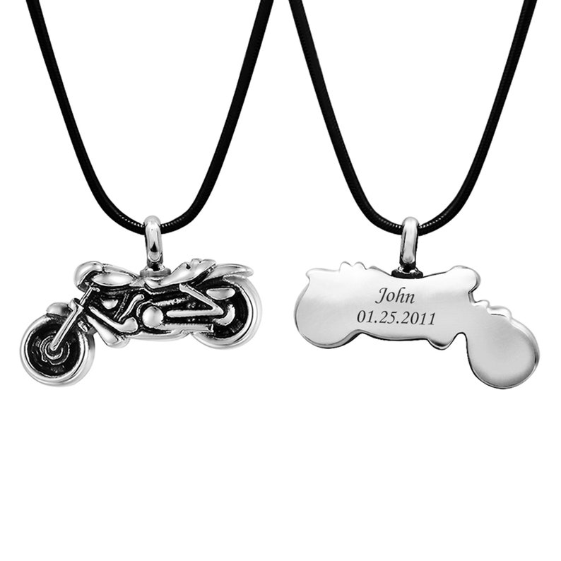 Puede incluir: Un collar con un colgante de plata en forma de motocicleta y un cord&oacute;n de cuero negro. El colgante est&aacute; detallado con un dise&ntilde;o de motocicleta y la parte posterior est&aacute; grabada con el nombre "John" y la fecha "01.25.2011".