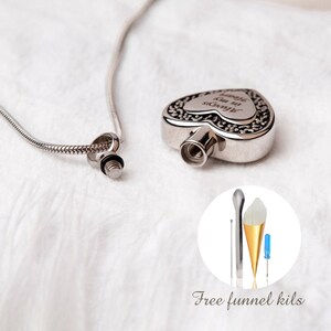 Puede incluir: Collar de cremaci&oacute;n de coraz&oacute;n plateado con una cadena. El colgante tiene una inscripci&oacute;n que dice "Siempre en mi coraz&oacute;n". El collar viene con un kit de embudo para llenar el colgante.